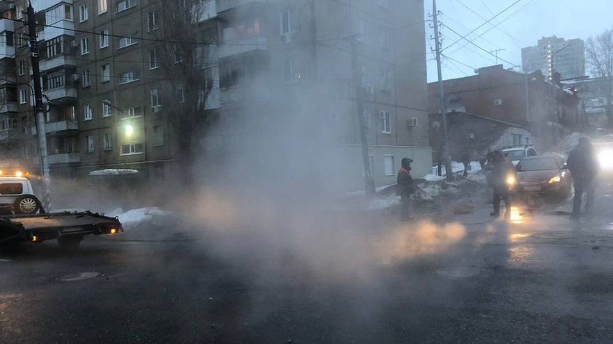 В центре Саратова иномарка провалилась в яму с кипятком 