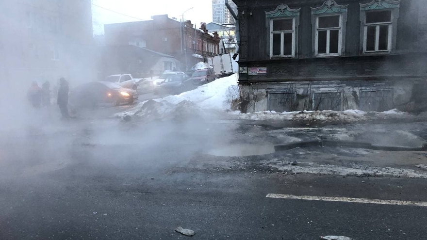 В центре Саратова иномарка провалилась в яму с кипятком 