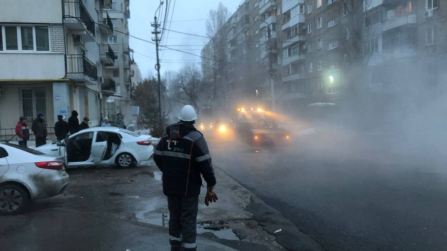 В центре Саратова иномарка провалилась в яму с кипятком 