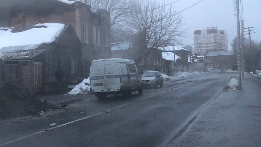 В центре Саратова иномарка провалилась в яму с кипятком 