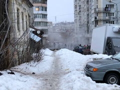 В центре Саратова иномарка провалилась в яму с кипятком 