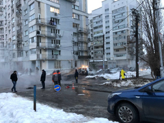 В центре Саратова иномарка провалилась в яму с кипятком 