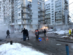 В центре Саратова иномарка провалилась в яму с кипятком 