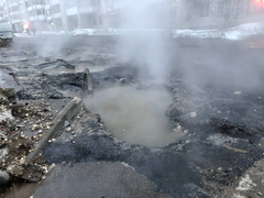 В центре Саратова иномарка провалилась в яму с кипятком 