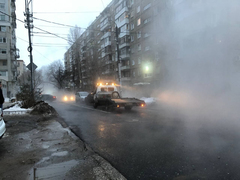 В центре Саратова иномарка провалилась в яму с кипятком 