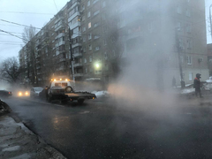 В центре Саратова иномарка провалилась в яму с кипятком 