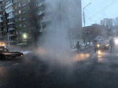 В центре Саратова иномарка провалилась в яму с кипятком 