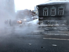 В центре Саратова иномарка провалилась в яму с кипятком 