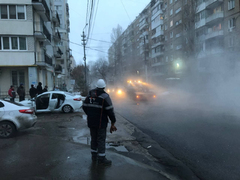 В центре Саратова иномарка провалилась в яму с кипятком 