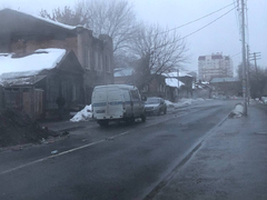 В центре Саратова иномарка провалилась в яму с кипятком 