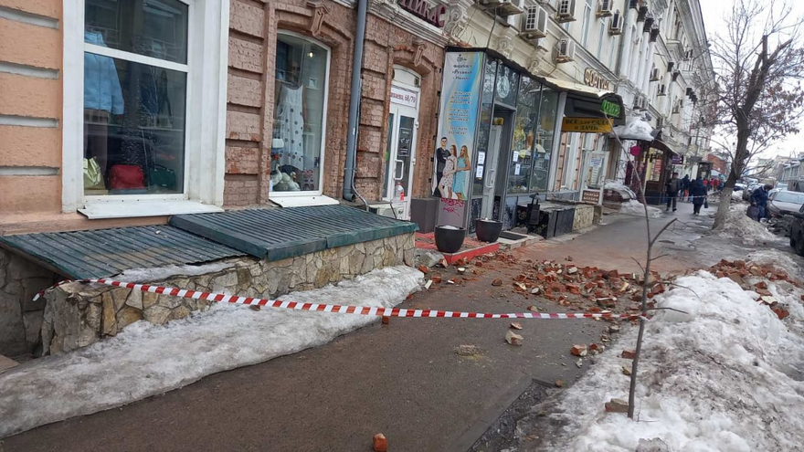 Кирпичи вывалились из стены дома и рухнули на тротуар: один из собственников пообещал ремонт