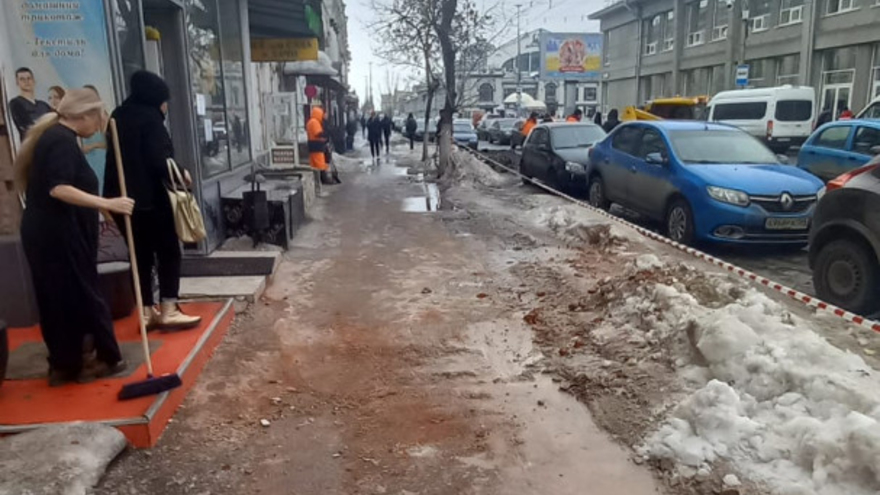 Кирпичи вывалились из стены дома и рухнули на тротуар: один из собственников пообещал ремонт