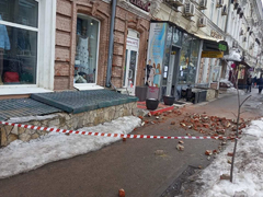 Кирпичи вывалились из стены дома и рухнули на тротуар: один из собственников пообещал ремонт