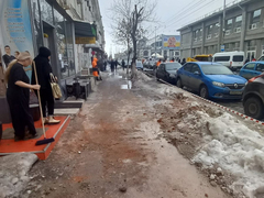 Кирпичи вывалились из стены дома и рухнули на тротуар: один из собственников пообещал ремонт