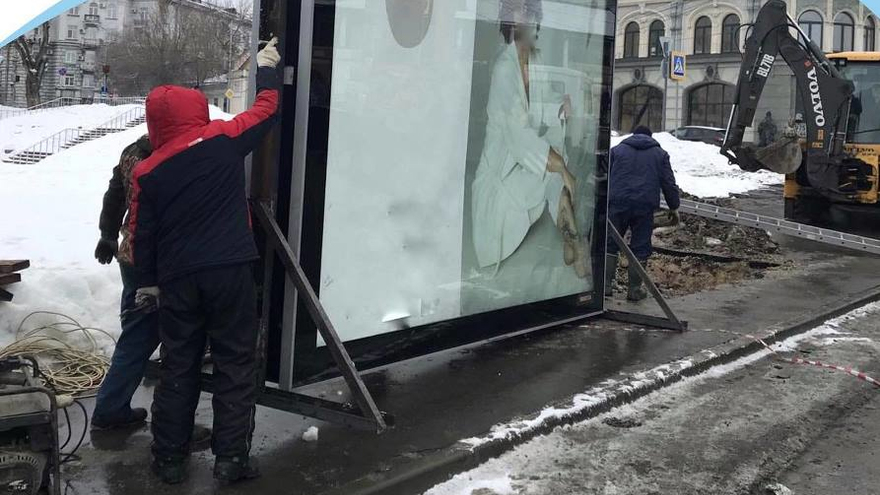 В Саратове снесли щит у храма, на котором была реклама стриптиз-клуба