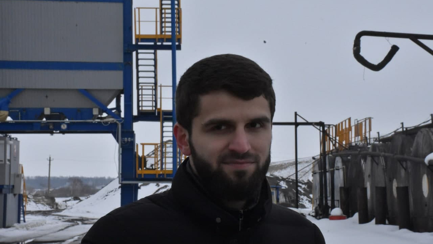 Она в ужасном состоянии, по ней люди ездят в больницу: в Екатериновском районе хотят досрочно отремонтировать дорогу, асфальт обещают по ГОСТу