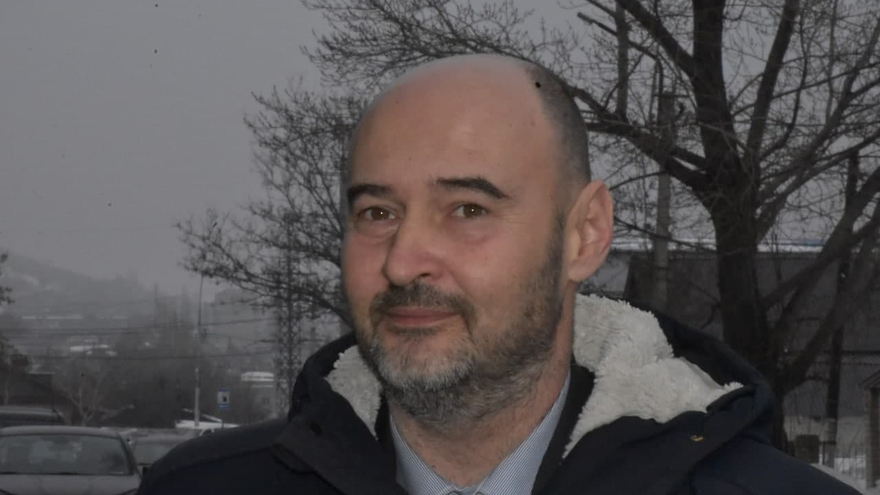 Она в ужасном состоянии, по ней люди ездят в больницу: в Екатериновском районе хотят досрочно отремонтировать дорогу, асфальт обещают по ГОСТу
