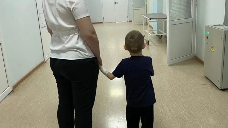 Изрезанный ножом 5-летний мальчик пошел на поправку: он уже гуляет по больнице