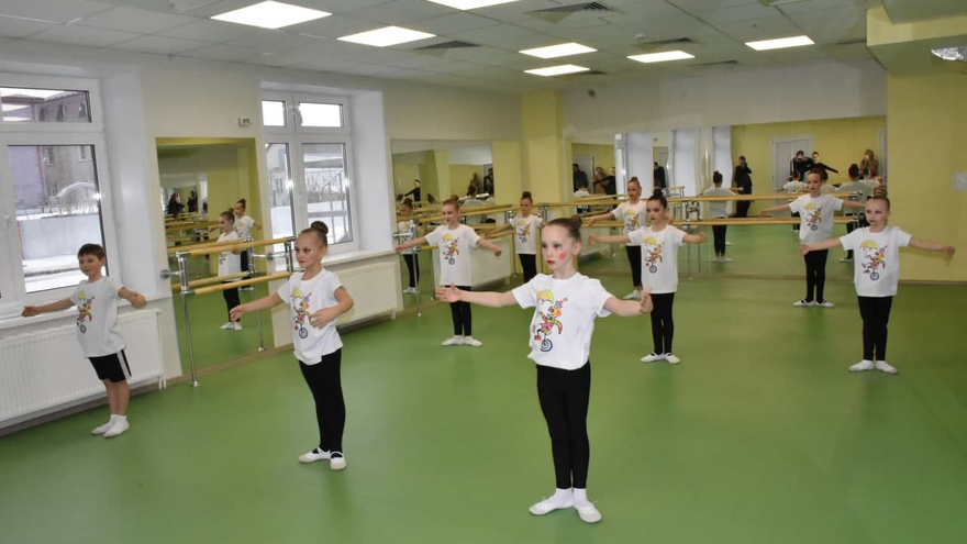 Клоуны, воздушные гимнасты, эквилибристка с хула-хупами: в новом цирке Маркса показали первое представление (фоторепортаж)
