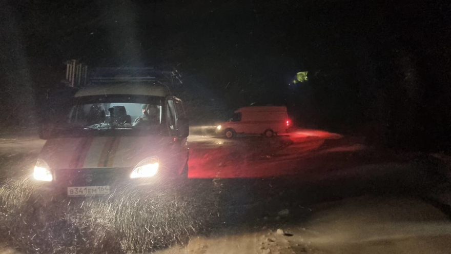 В Саратовской области спасатели всю ночь помогали водителям застрявших в снегу автомобилей