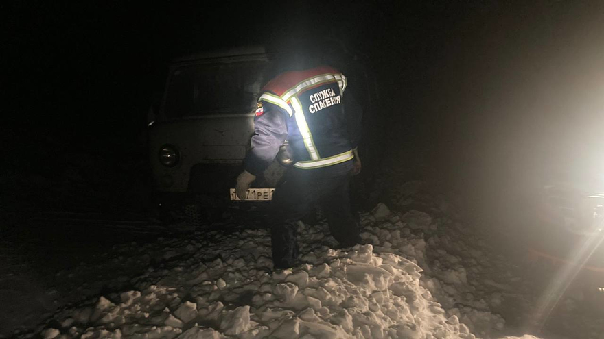 В Саратовской области спасатели всю ночь помогали водителям застрявших в снегу автомобилей