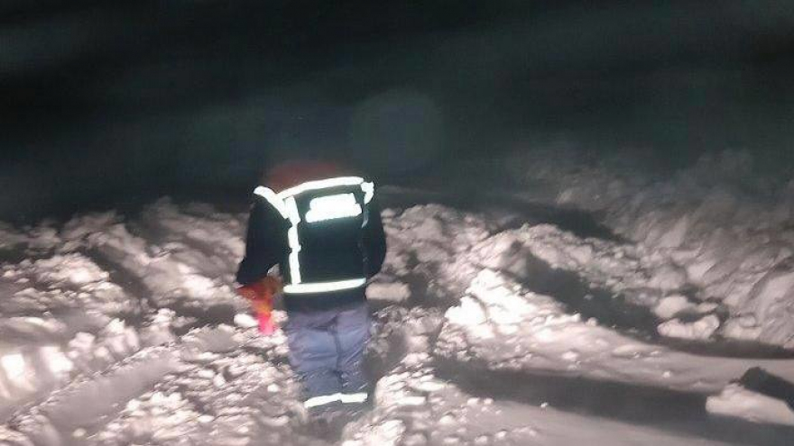 В Саратовской области спасатели всю ночь помогали водителям застрявших в снегу автомобилей