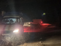 В Саратовской области спасатели всю ночь помогали водителям застрявших в снегу автомобилей