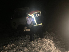 В Саратовской области спасатели всю ночь помогали водителям застрявших в снегу автомобилей