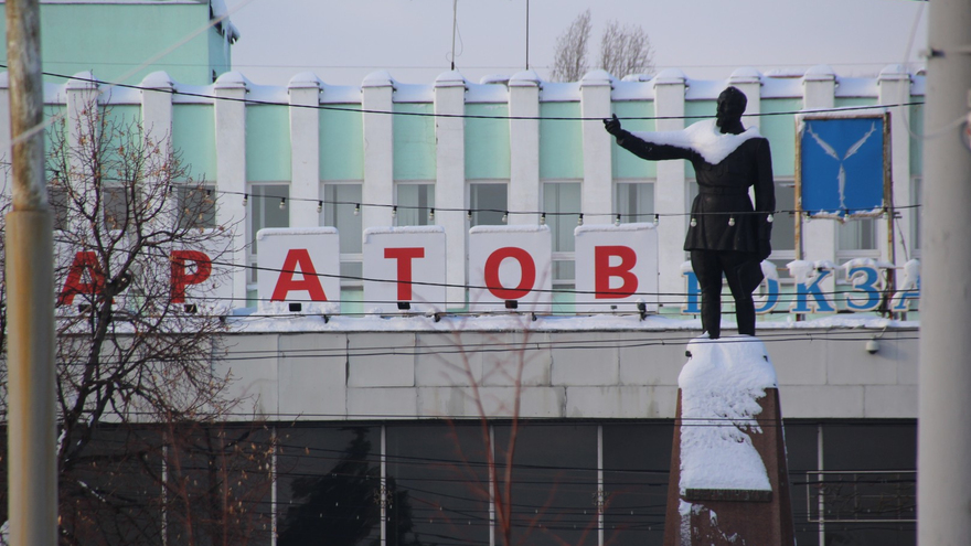 Волна эвакуаций: в Саратове заминировали железнодорожный вокзал