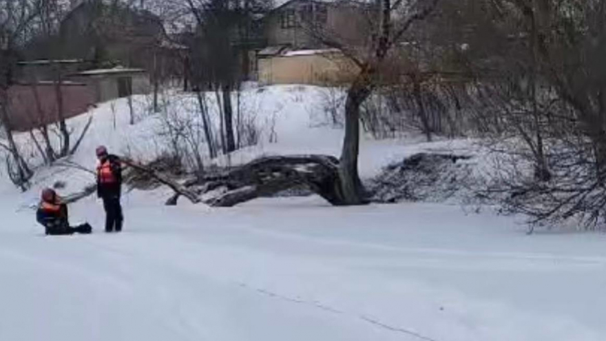 Саратовские спасатели взорвали лед на реке Курдюм