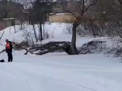 Саратовские спасатели взорвали лед на реке Курдюм