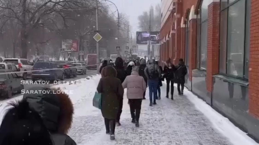 Очевидец: в Саратове эвакуировали “Триумф Молл”