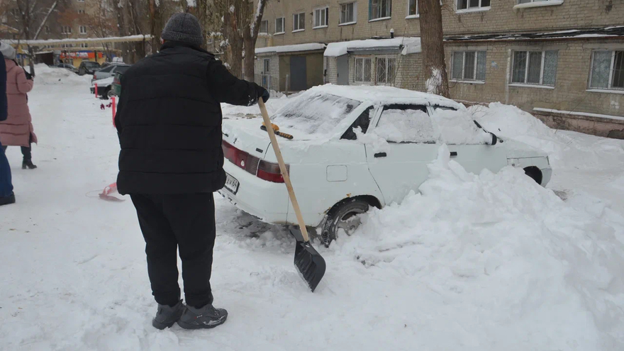 Снегопад: в Саратове автолюбителей попросили пересесть на общественный транспорт