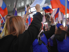 В Саратове прошел митинг в честь 8-летия воссоединения Крыма с Россией