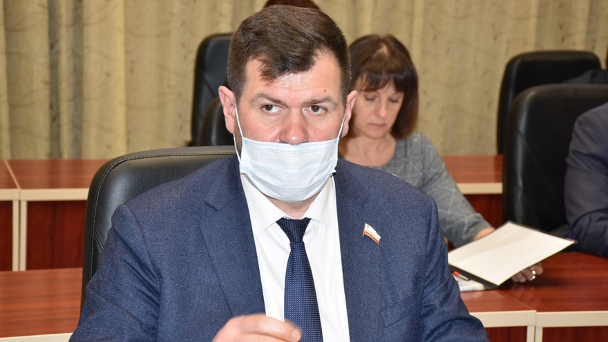 Глава правительства - министру Алексею Петаеву, который отвлекся на телефон: Вы можете выйти, я вас не задерживаю!
