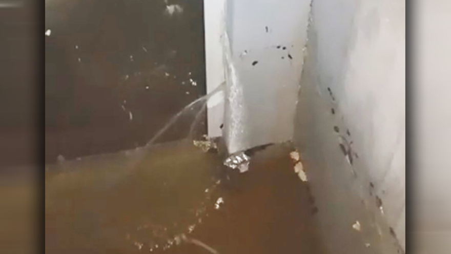 В Саратове сняли на видео новостройку-фонтан