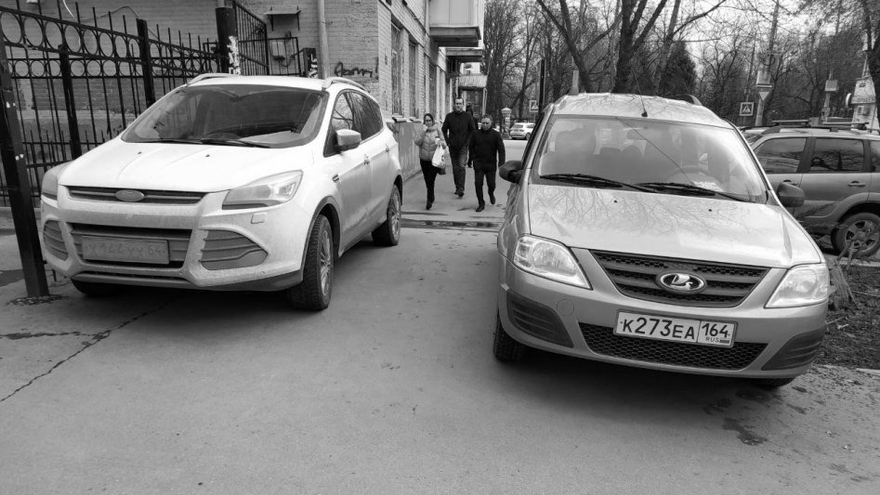 Автохамов, которые перекрыли тротуар на улице Сакко и Ванцетти, оштрафовали