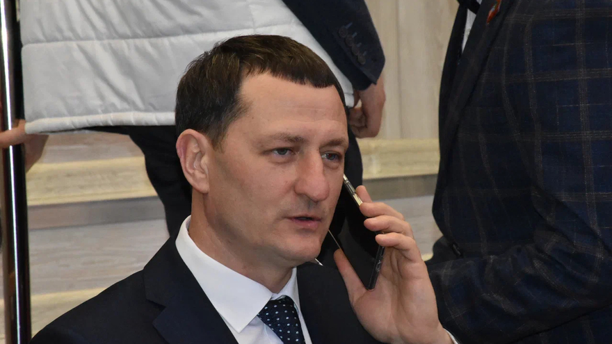 Уголовное дело главы Марксовского района Дмитрия Романова: членство чиновника в Единой России приостановлено, о расследовании ему неизвестно