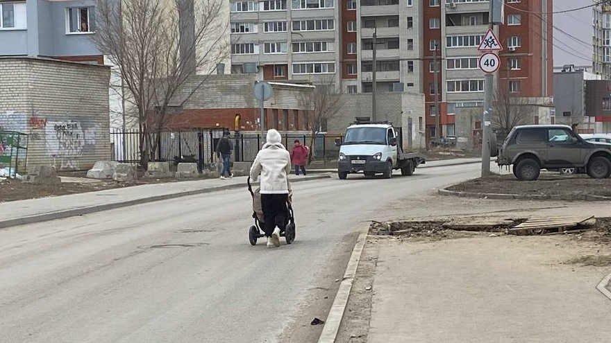 В Юбилейном рабочие разрыли тротуар: матерям с колясками приходится выходить на дорогу