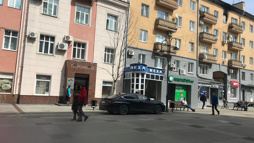 Очевидец: автохам загнал Lexus на пешеходную зону