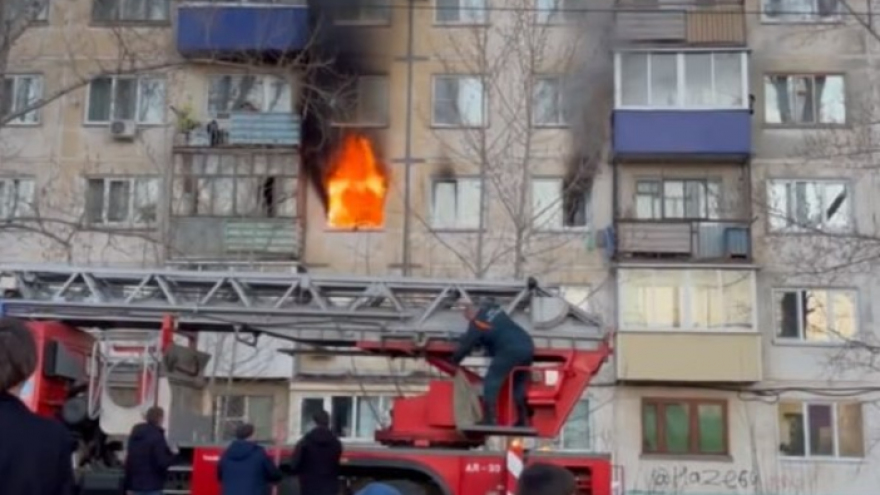 В Балакове горит пятиэтажка: пострадала женщина 
