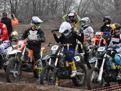 В Парке покорителей космоса проходит финал международного турнира среди мотоциклистов-экстремалов (фоторепортаж)
