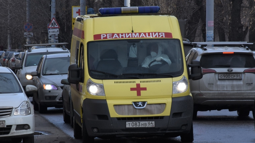 Возникла неприязнь: в Энгельсе мужчина пытался задушить врача скорой помощи