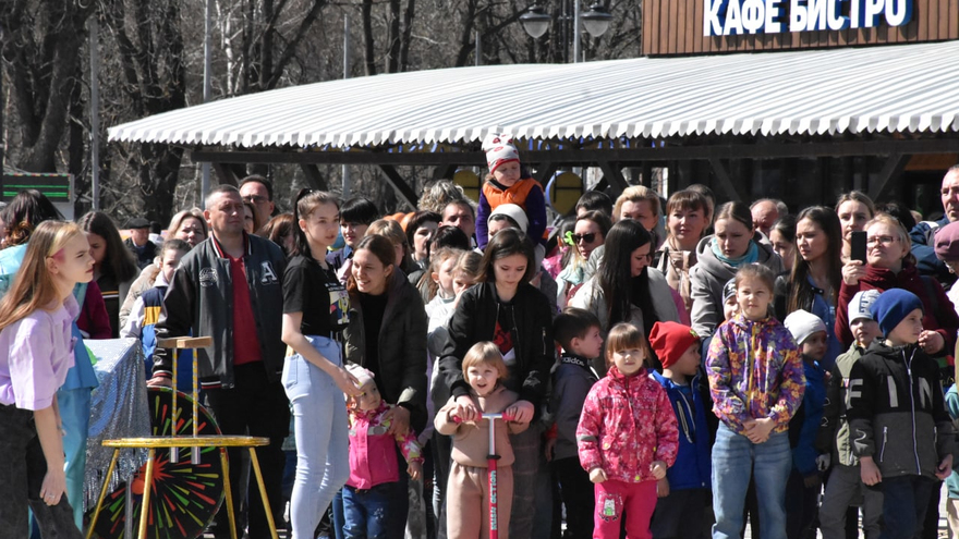 Международный день цирка в Саратове: артисты стояли на гвоздях и учили жонглировать