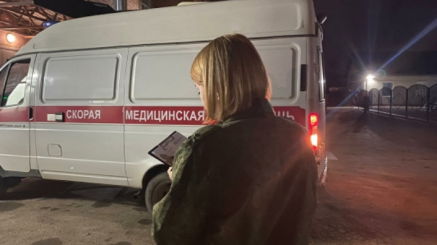 В Саратовской области пенсионерка с раной на голове умерла в скорой: следователи начали проверку