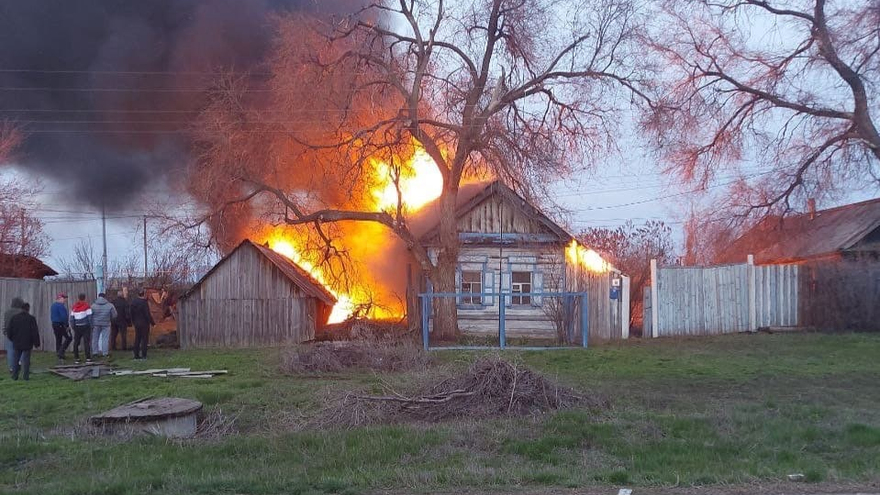 В Быковом Отроге пожарные тушили дачу: хозяев внутри не было