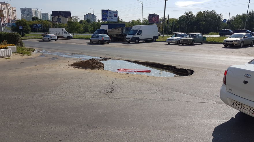 Чиновник мэрии рассказал, когда заделают ямы на дорогах Саратова (но только там, где действует гарантия)