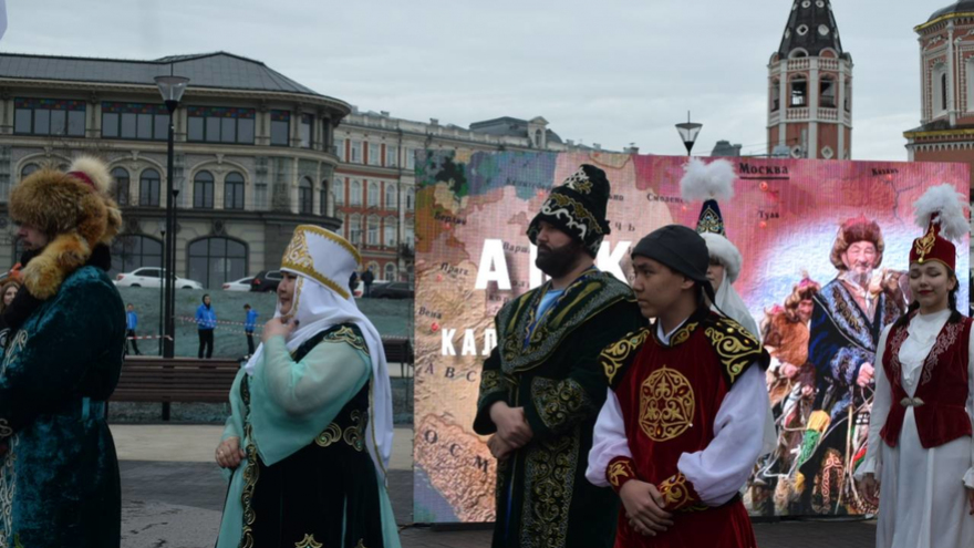 В Саратове у речного вокзала открыли памятник Петру I