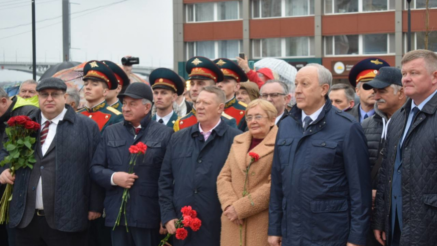 В Саратове у речного вокзала открыли памятник Петру I
