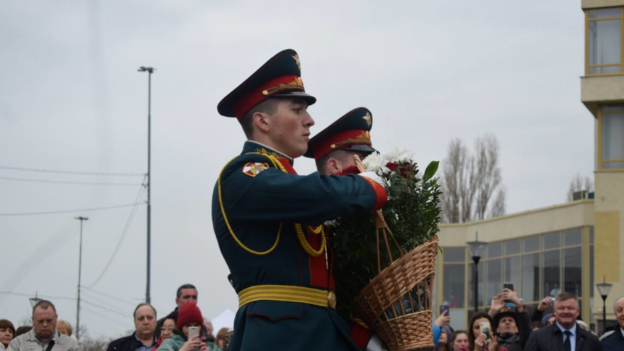 В Саратове у речного вокзала открыли памятник Петру I